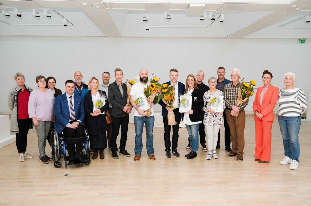 Handhafar viðurkenninga umhverfis- og samgöngunefndar 2023 ásamt nefndinni, bæjarstjóra Kópavogs og…