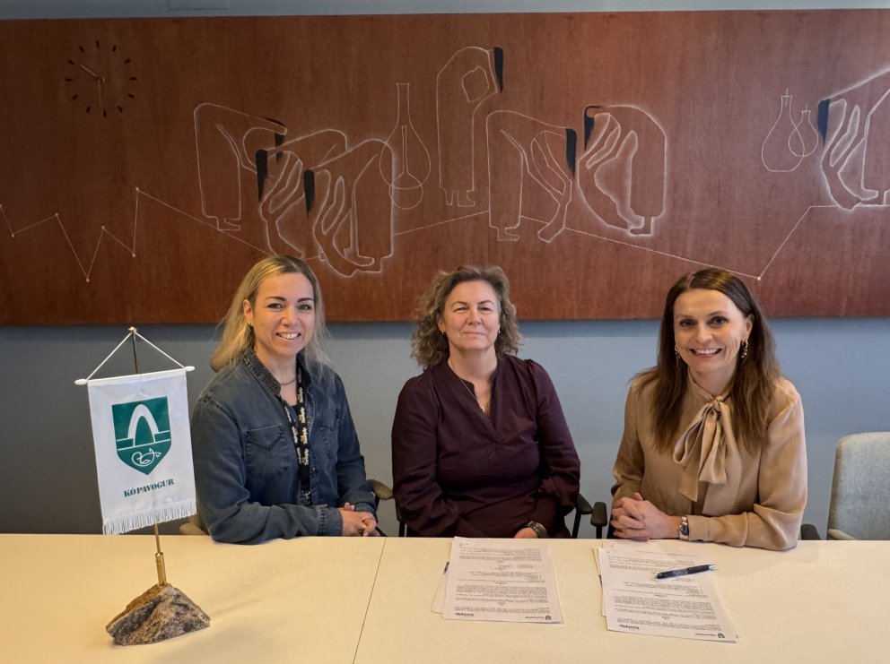 Á myndinni eru frá vinstri: Natalie T.N.Antonsdóttir forstöðumaður, Guðrún Ásta Guðmundsdóttir fram&hellip;