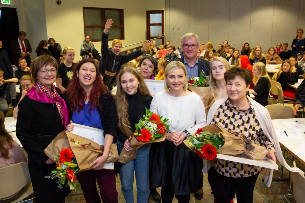 Menntamálaráðherra og fulltrúar þeirra skóla sem hafa fengið viðurkenningu sem UNESCO-skólar.