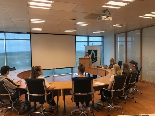 Ungmennaráð á fundi sínum með bæjarstjórn Kópavogs.