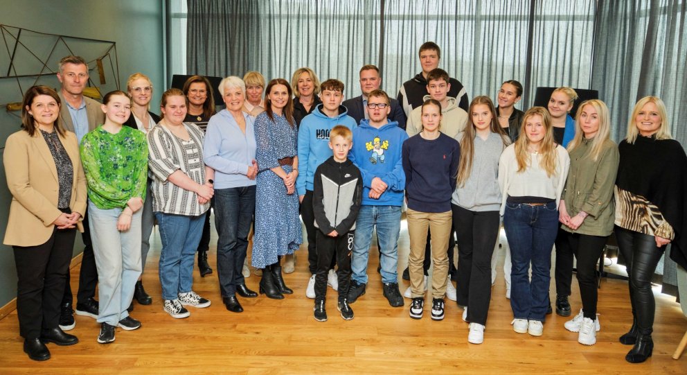 Bæjarstjórn Kópavogs ásamt ungmennaráði og barnaþingmönnum að loknum fundi.
