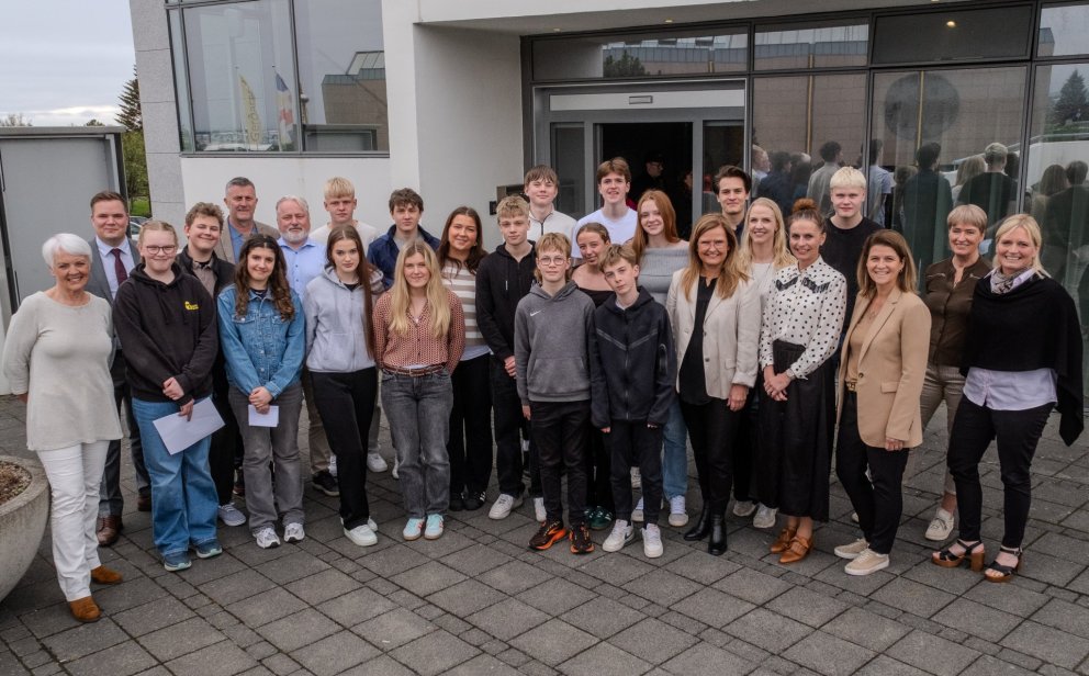 Börn og ungmenni ásamt bæjarfulltrúum og bæjarstjóra Kópavogs.