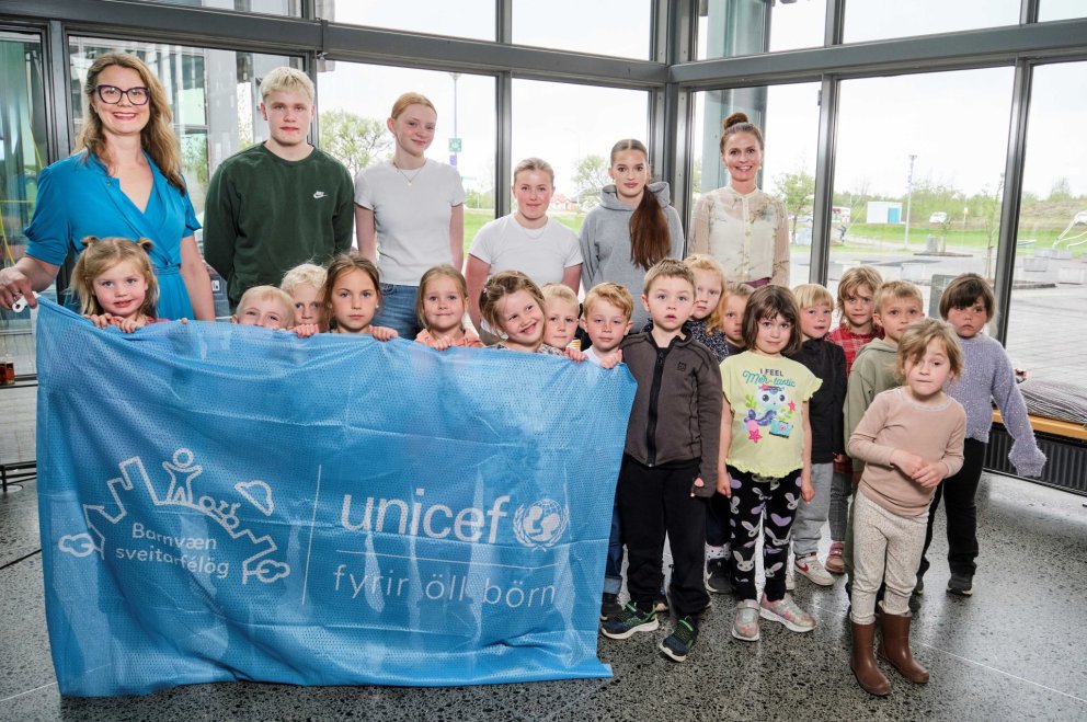Birna Þórarinsdóttir framkvæmdastjóri UNICEF afhenti Kópavogsbæ viðurkenninguna og tók Ásdís Kristj…