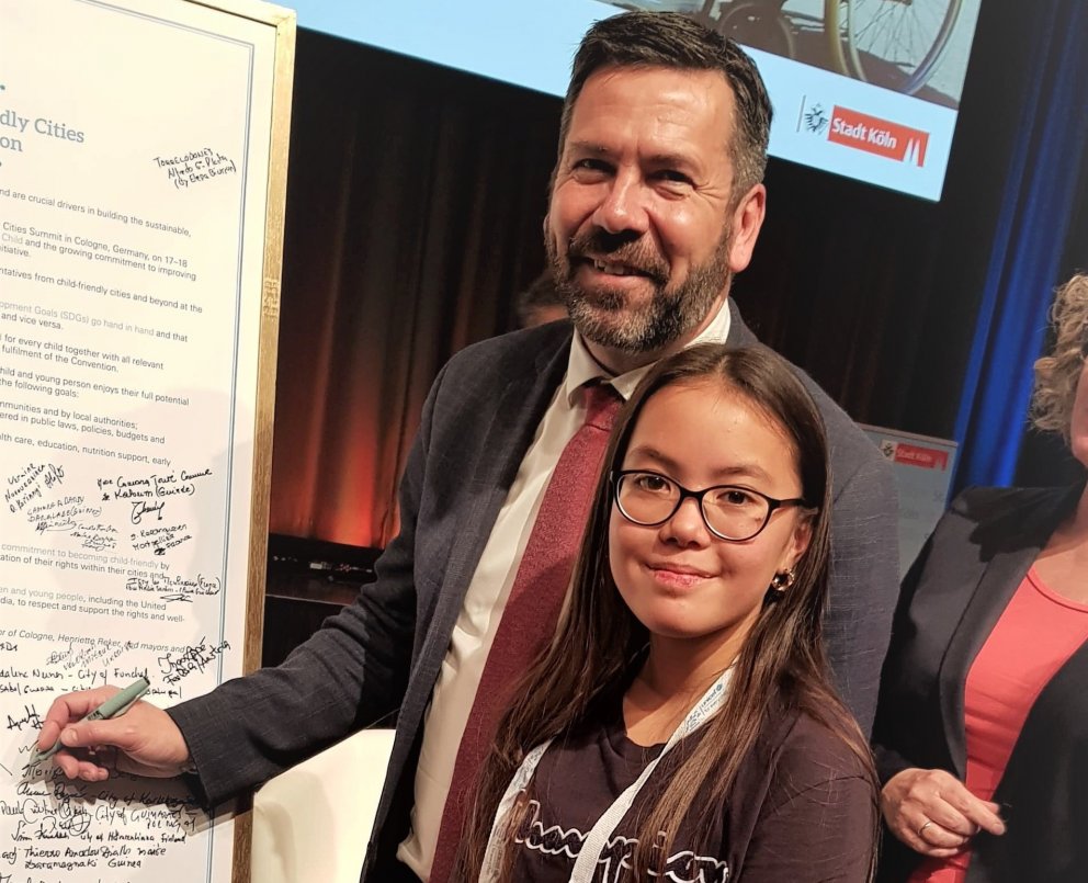 Ármann Kr. Ólafsson bæjarstjóri Kópavogs og Ingunn Sif Þórðardóttir nemandi í Kársnesskóla.