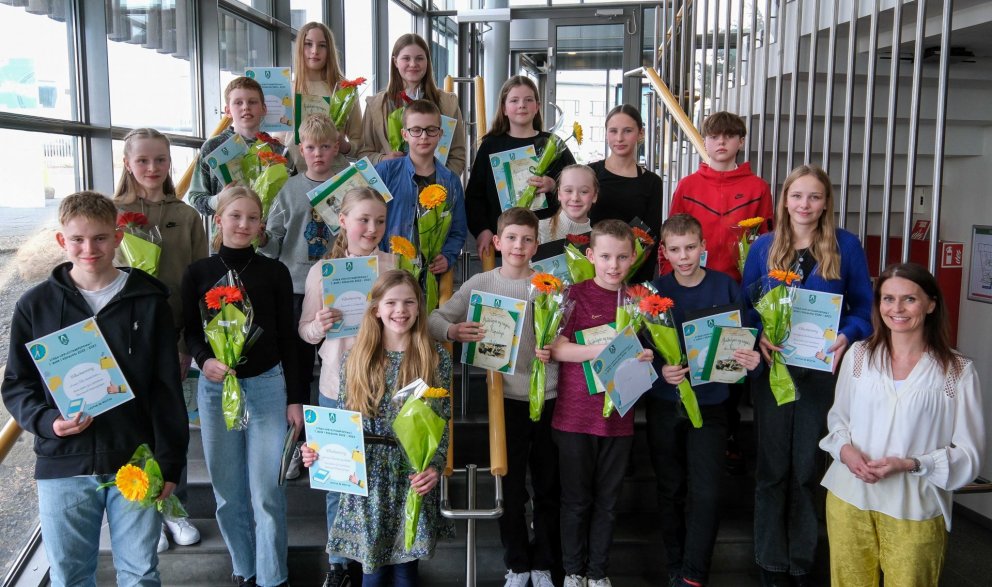 Þátttakendur í lokahátíð Stóru upplestrarkeppninnar ásamt bæjarstjóra Kópavogs, Ásdísi Kristjánsdót…