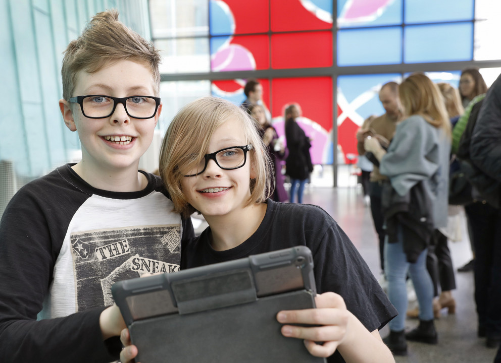 Alex Leó og Hálfdán Helgi úr Salaskóla kynntu myndband sem sex krakkar bjuggu til í sameiningu um l…