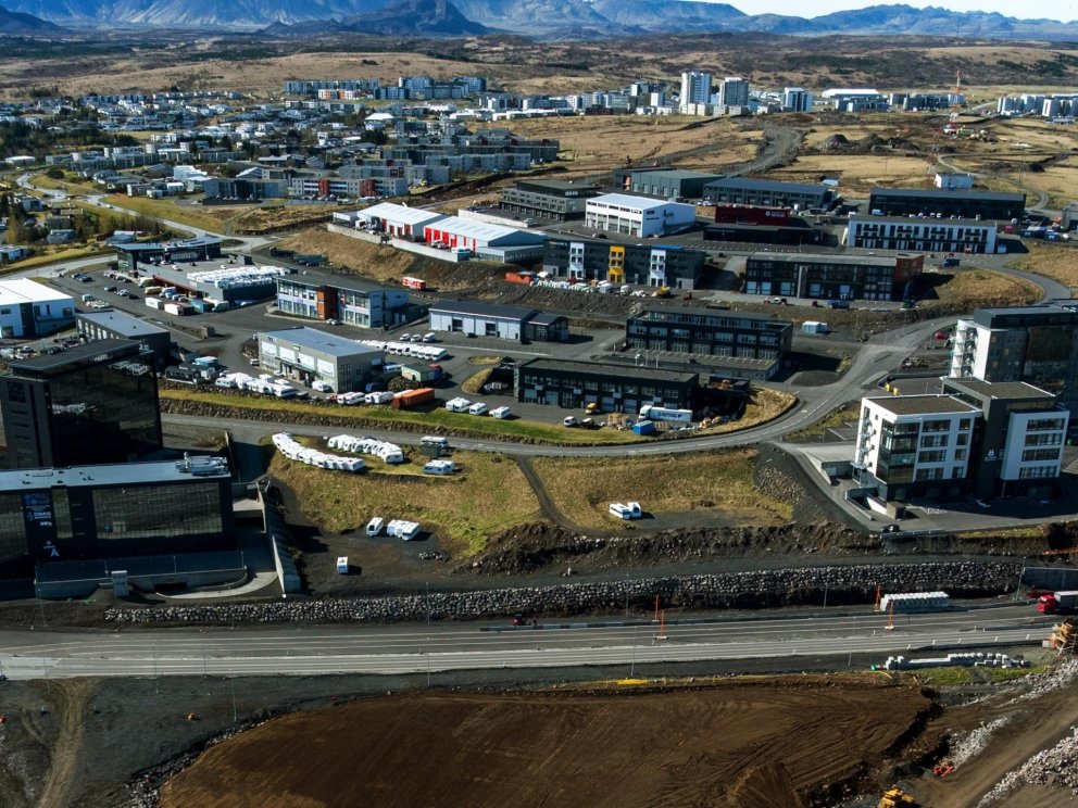 Urðarhvar 12 er lausa lóðin hægra megin.