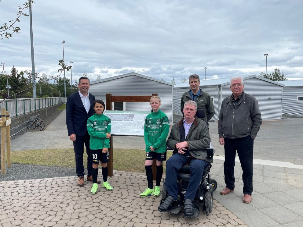 Á myndinni eru frá vinstri: Ármann Kr. Ólafsson, bæjarstjóri, Elísabet María Júlíusdóttir, Hrafnhil…