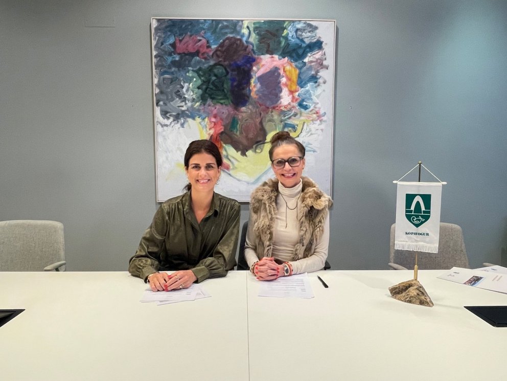 Þórdís Kolbrún Reykfjörð Gylfadóttir, fjármála- og efnahagsráðherra, og Ásdís Kristjánsdóttir, bæja…