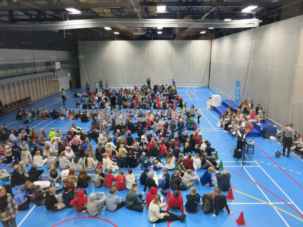 Nemendur söfnuðust saman í tilefni þess að Vatnsendaskóli varð réttindaskóli.