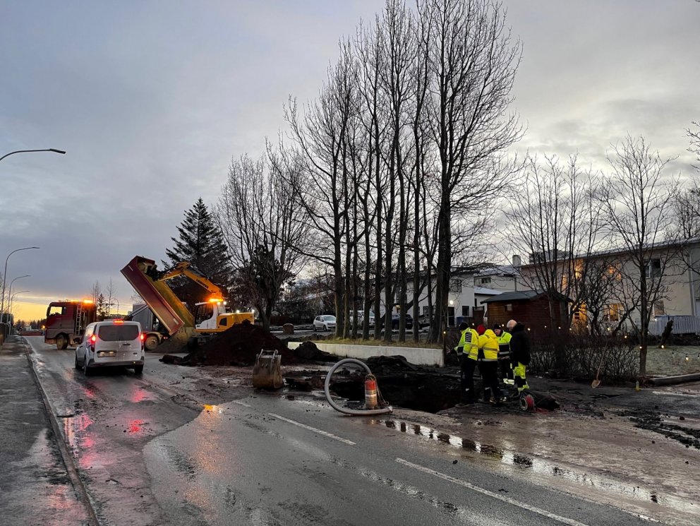 Unnið að viðgerð á vatnslögn við Marbakka