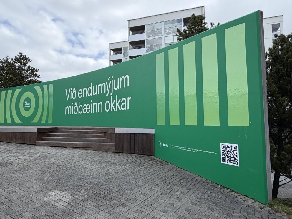Veggur við Hálsatorg, QR-kóði vísar á upplýsingasíðu um framkvæmdir og uppbyggingu í miðbæ Kópavogs&hellip;