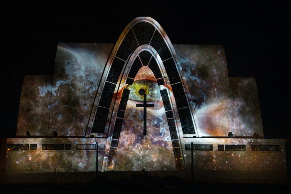 Verkið Tillit sem varpað var á Kópavogskirkju á Vetrarhátíð er eftir Þórönnu Björnsdóttur.