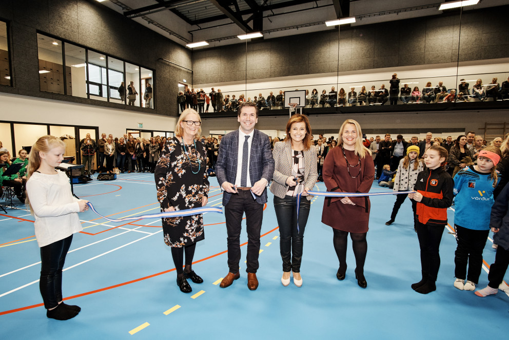 Á myndinni eru frá vinstri: Sigurbjörg Helgadóttir nemandi Vatnsendaskóla, Guðrún Soffía Jónasdótti…