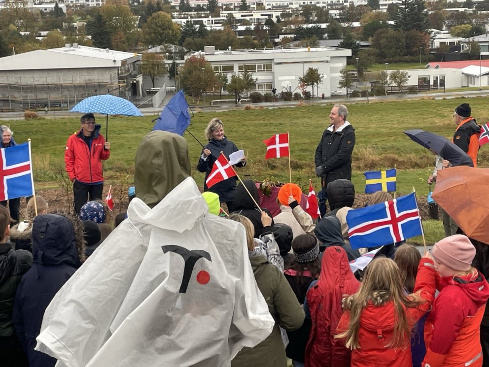 Frá vígslu Vinalundar í Fossvogsdal.