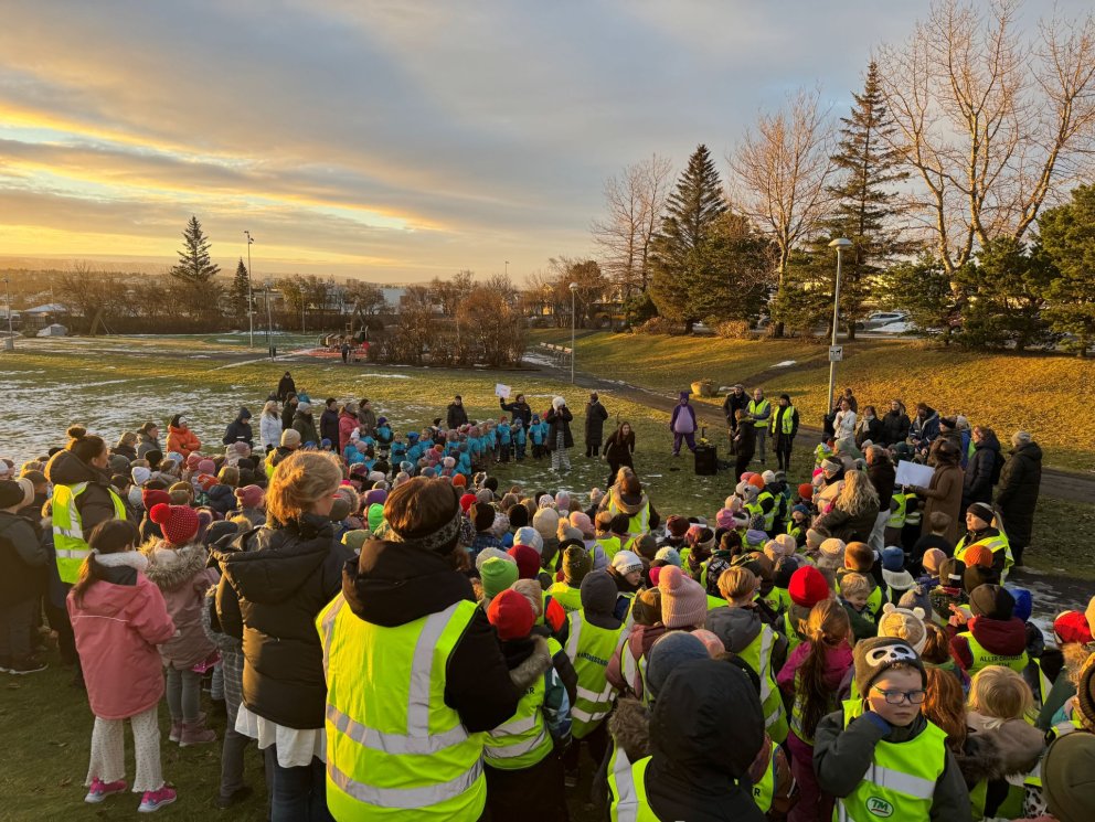 Börn í skólum á Kársnesi komu saman á Rútstúni.