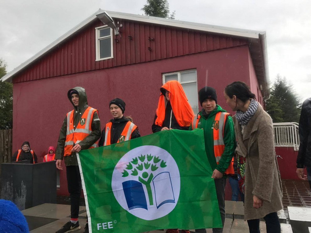 Vinnuskóli Kópavogs fær Grænfánann afhentan.