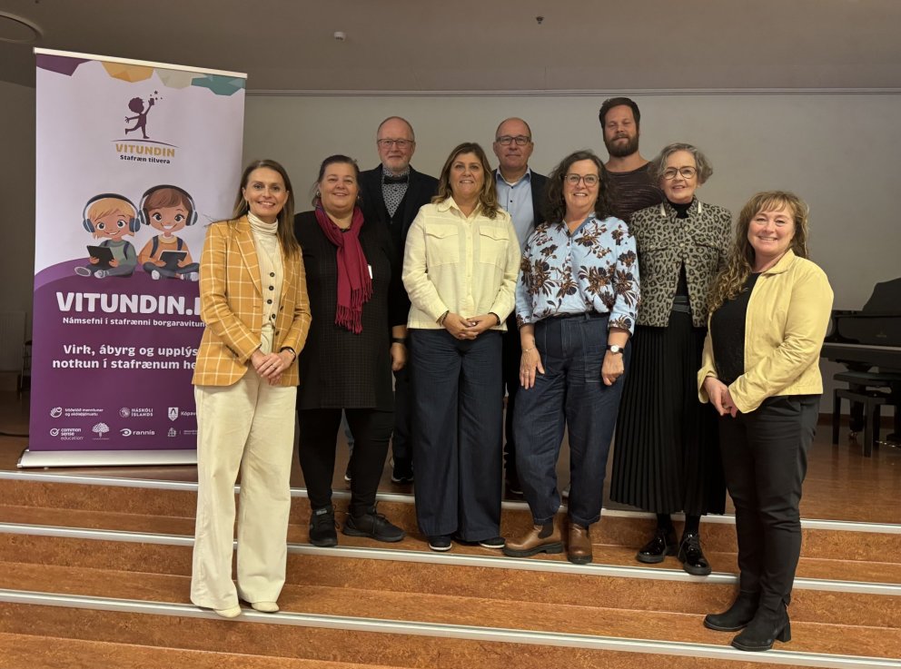 Frá vinstri: Ásdís Kristjánsdóttir bæjarstjóri, Svava Pétursdóttir Háskóla Íslands, Sæmundur Helgas…