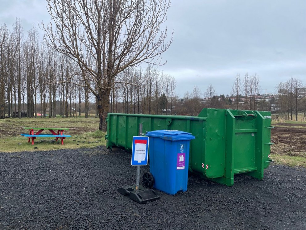 Gámur fyrir garðaúrgang í Víðigrund.