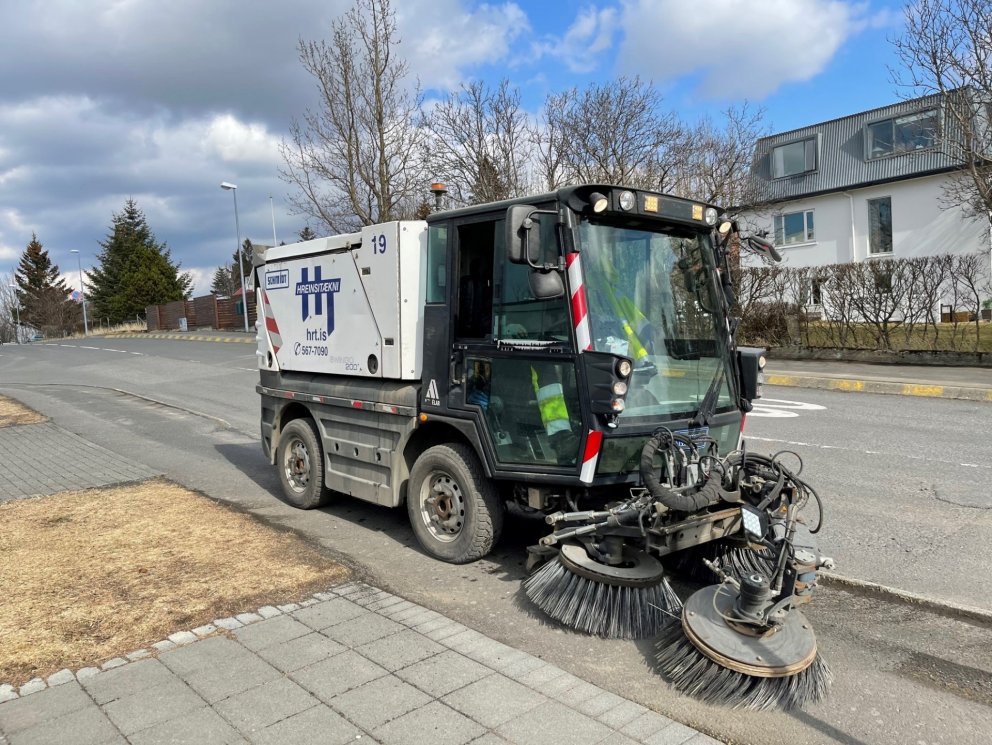 Gangstígur í Kópavogi hreinsaður í apríl 2021.