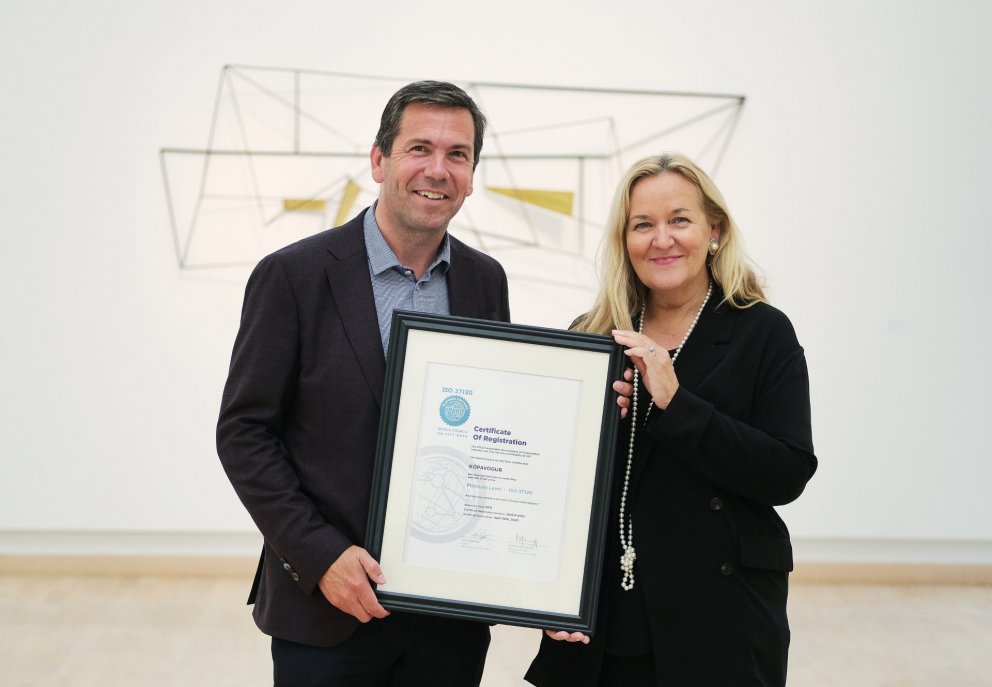 Ármann Kr. Ólafsson bæjarstjóri Kópavogs og dr. Patricia L. McCarney forstjóri WCCD.