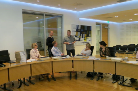 Verið er að fræða nýja bæjarfulltrúa um starf sinn í bæjarstjórn