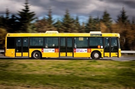 Strætisvagn á ferð og flugi um Kópavog