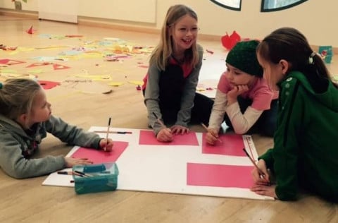 Börn við listsköpun í Gerðarsafni í Kópavogi.