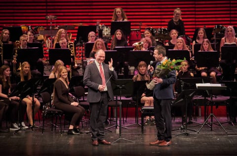 Ármann Kr. Ólafsson bæjarstjóri Kópavogs afhenti Össuri Geirssyni stjórnanda Skólahljómsveitarinnar…