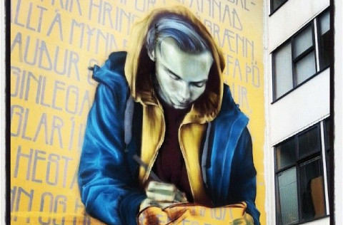 Listaverk prýðir útivegg