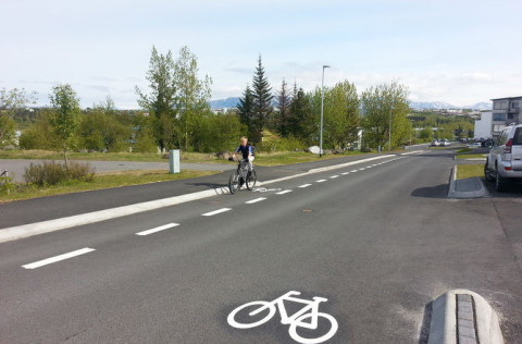 Reiðhjólastígur við Ásbraut.