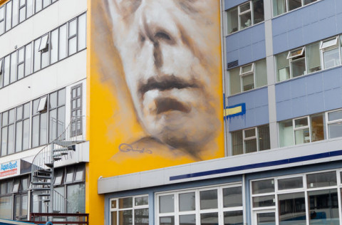 Andlit Jóns út Vör málað á hús við Hamrabrekku