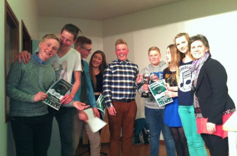 Á myndinni eru fulltrúar úr unglingaráðum félagsmiðstöðvanna sem tóku við viðurkenningunum. Myndina…