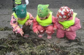 Börnin rýna í náttúruna