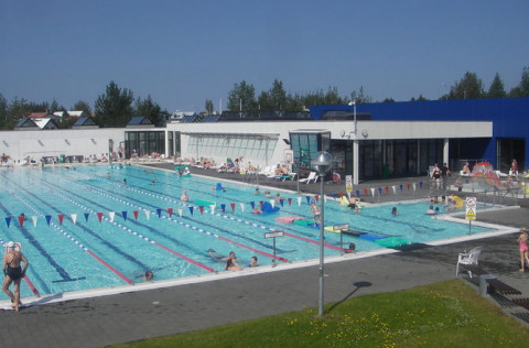 Sumarblíða við sundlaug Kópavogs