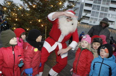 Jólasveinninn söng og dansaði með börnunum