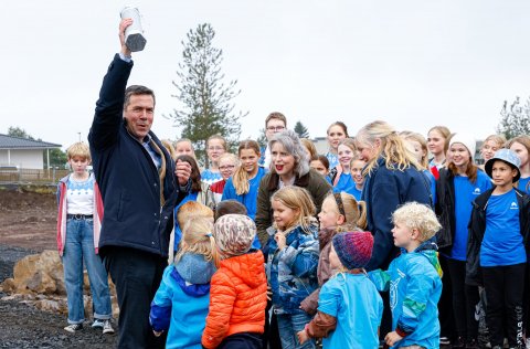 Bæjarstjóri Kópavogs tók við teikningum frá væntanlegum nemendum í Kársnesskóla Skólagerði, sem sýn…