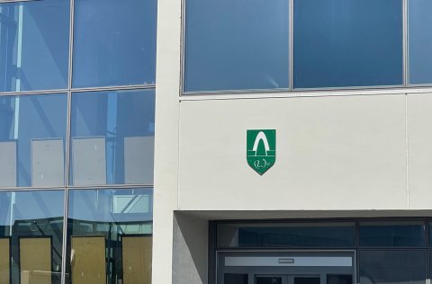 Fundi bæjarstjórnar sem fara átti fram klukkan 16.00 í dag er aflýst vegna veðurs.