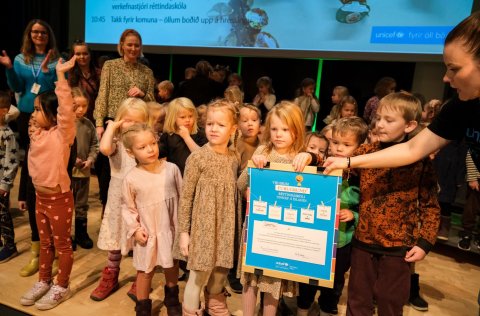 Meðal þess sem er til umfjöllunar í Sjálfbærniskýrslunni fyrir árið 2023 eru réttindaleikskólar í K…