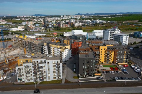 Myndin sýnir ný fjölbýlishús í Smárahverfi, í baksýn eru nýbyggingar í austurhluta Glaðheimahverfis…