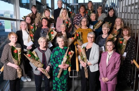 Starfsfólk sem unnið hafði í 25 ár hjá Kópavogsbæ árið 2024 ásamt bæjarstjóra Kópavogs.