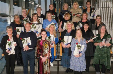 Starfsfólk sem unnið hafði 25 ár hjá Kópavogsbæ árið 2023 ásamt Ásdísi Kristjánsdóttur bæjarstjóra …