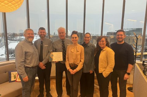 Frá vinstri: Haukur Þ. Sveinbjörnsson, formaður styrktarsjóðs Kiwanis, Svavar Þór Einarsson, gjaldk&hellip;