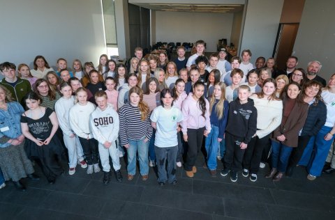 Barnaþingmenn ásamt Ásdísi Kristjánsdóttur, bæjarstjóra, kennurum og starfsfólki menntasviðs Kópavo&hellip;