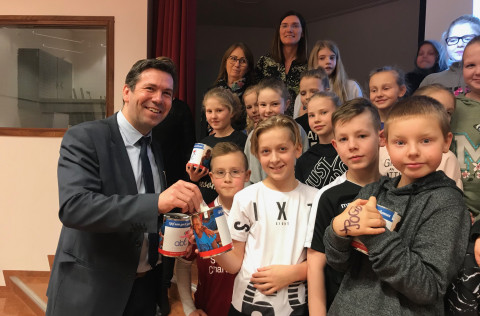 Söfnun Barnahjálpar ABC hófst í Vatnsendaskóla í Kópavogi. Ármann Kr. Ólafsson bæjarstjóri hóf söfn…