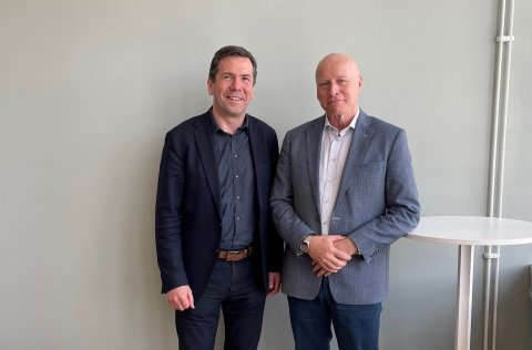 Ármann Kr. Ólafsson bæjarstjóri Kópavogs og Aðalsteinn Sigfússon sviðsstjóri velferðarsviðs sem lét…