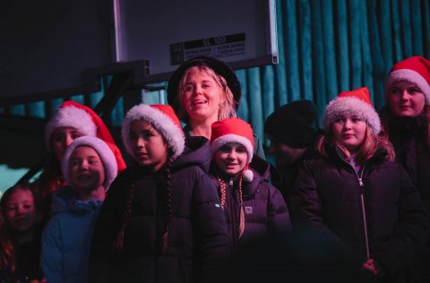 Mikið var sungið á Aðventuhátíð í Kópavogi, hér er Salka Sól ásamt kór Hörðuvallaskóla.
