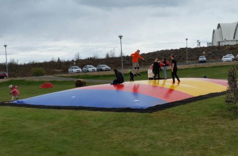 Ærslabelgur við Menningarhúsin.