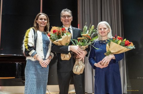 Ásdís Kristjánsdóttir bæjarstjóri Kópavogs ásamt Árna Harðarsyni skólastjóra og Kristínu Stefánsdót…