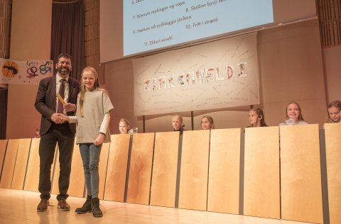 Ármann Kr. Ólafsson bæjarstjóri Kópavogs tekur við ályktun barna í Kópavogi úr hendi Fjólu Kristína…